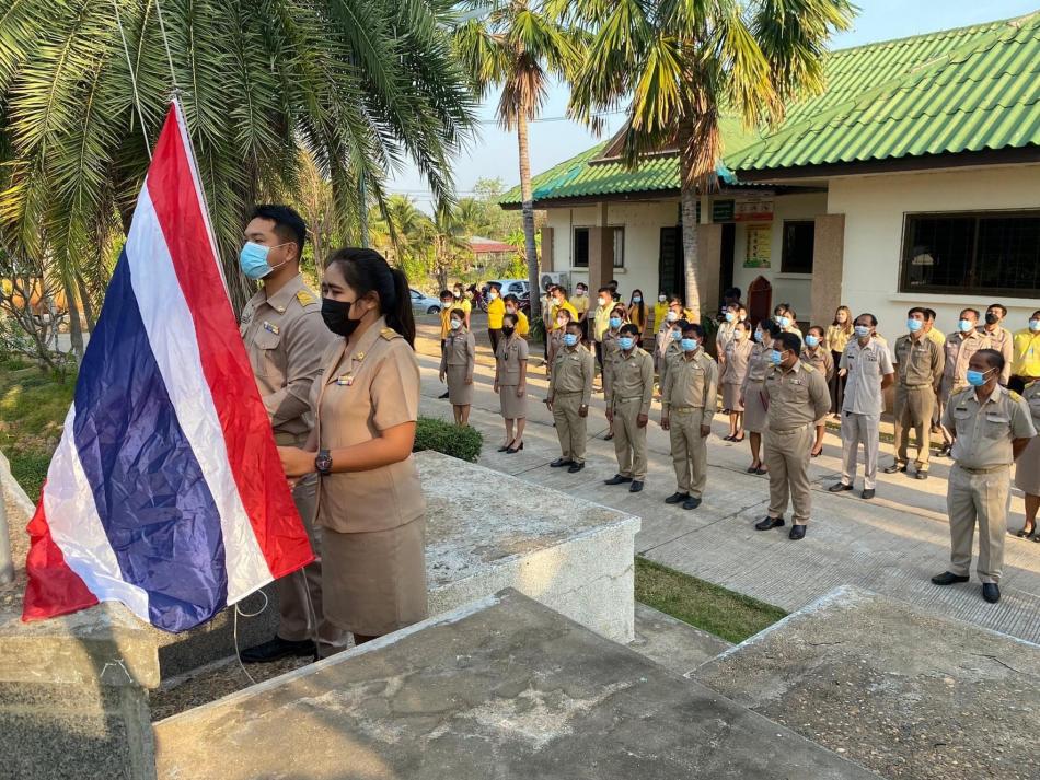 นายสามารถ นนทะศรี นายกองค์การบริหารส่วนตำบลตองปิด และคณะผู้บริหาร พร้อมด้วยสมาชิกสภาอบต. พนักงานส่วนตำบล พนักงานจ้าง ร่วมกิจกรรมเคารพธงชาติ สวดมนต์ ไหว้พระ และนำกล่าวคำปฏิญาณตน เพื่อแสดงออกถึงความจงรักภักดี ต่อชาติ ศาสนา และพระมหากษัตริย์ และได้มอบนโยบายการปฏิบัติงานให้กับ พนักงานส่วนตำบล พนักงานครูส่วนตำบล และพนักงานจ้าง ให้ตั้งใจปฏิบัติหน้าที่ด้วยความวิริยะ อุตสาหะและเสียสละเพื่อส่วนรวม เพื่อประโยชน์ของประชาชน ท้องถิ่น และประเทศชาติ